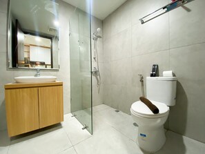 Studio | Bathroom | Shower, towels, soap, shampoo - Nice Studio Apartment At Pollux Chadstone (Cikarang)