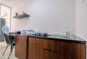 Apartamento | Cozinha privada | Geladeira, cooktop, chaleira elétrica