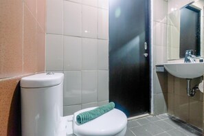 Apartment | Bathroom | Shower, towels, soap, shampoo
