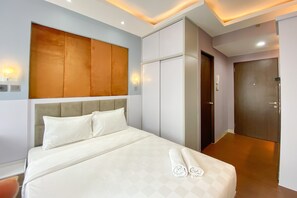 1 bedroom, desk