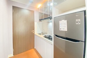 Studio, 1 Queen Bed | Private kitchen - Good Deal And Comfy Studio Transpark Cibubur Apartment (Depok)