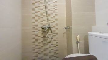 Studio | Kamar mandi | Shower, handuk, sabun, dan sampo
