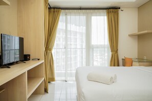 Studio, 1 Queen Bed | 1 bedroom, desk