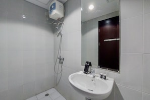 Studio, 1 Queen Bed | Bathroom | Shower, free toiletries, towels, soap