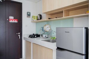Studio, 1 Queen Bed | Private kitchen | Fridge, stovetop, rice cooker, dining tables - Warm And Cozy Studio At Casa De Parco Apartment (Pagedangan)