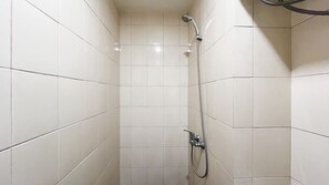 Shower, towels, soap, shampoo - Compact Studio Room Apartment Vida View Makassar (Makassar)