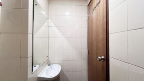 Estudio | Baño | Regadera, toallas, jabón, shampoo 