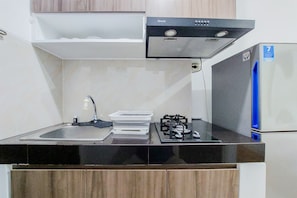 Private kitchen - Cozy Stay Studio At Serpong Garden Apartment (Cisauk)