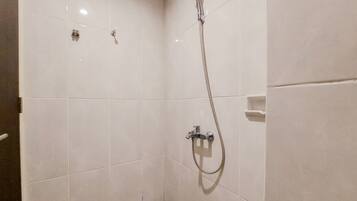 Studio | Salle de bain | Douche, serviettes fournies, savon, shampooing