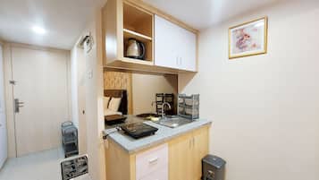 Studio | Private kitchen | Full-size fridge, stovetop
