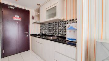 Refrigerador, placa de cocina, arrocera