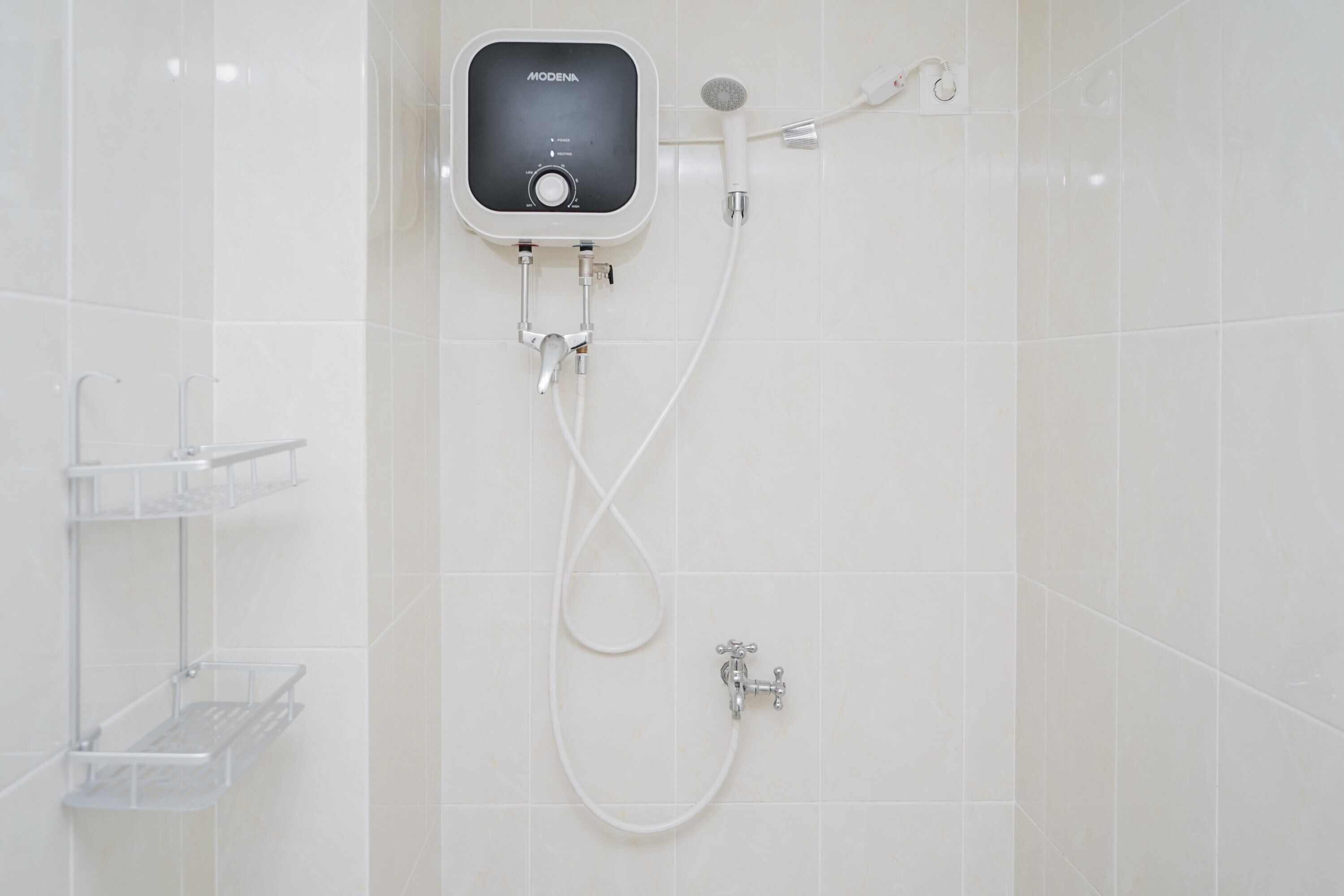 Studio | Bathroom | Shower, towels, soap, shampoo