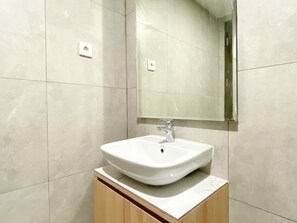 สตูดิโอ | ห้องน้ำ | ฝักบัว, ผ้าเช็ดตัว, สบู่, ยาส�ระผม