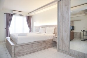 Room - Comfort And Minimalist Studio At Amethyst Apartment (Jakarta)