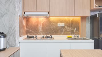 Apartment | Dapur peribadi | Peti sejuk/penyejuk beku saiz penuh, dapur