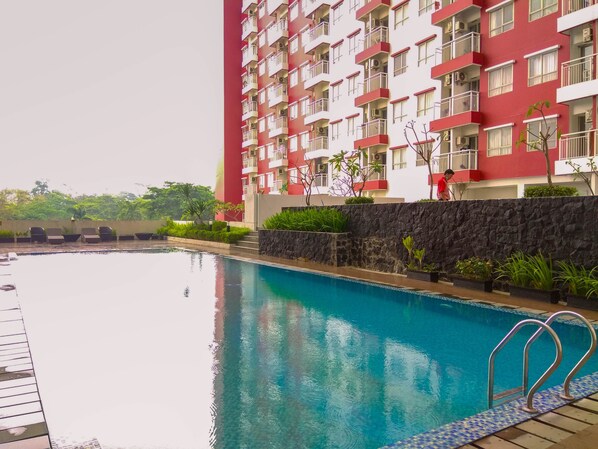 Outdoor pool - Homey Studio Room At Taman Melati Margonda Apartment (Depok)