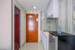 Private kitchen - Homey Studio Room At Taman Melati Margonda Apartment (Depok)