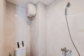 Studio | Bathroom | Shower, towels, soap, shampoo - Nice And Fancy Studio Apartment At Serpong Garden (Cisauk)