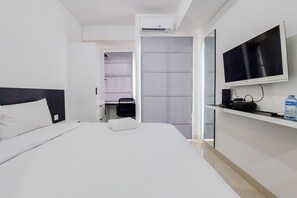 Studio | Desk - Nice And Fancy Studio Apartment At Serpong Garden (Cisauk)