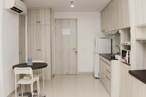 Estudio | Cocina privada | Refrigerador con congelador y parrilla de estufa 