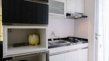 Huoneisto | Yksityinen keittiö | Täysikokoinen jääkaappi, liesi