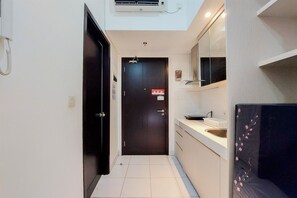 Private kitchen - Tranquil And Homey Studio At Casa De Parco Apartment (Pagedangan)