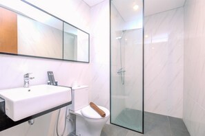 Apartment | Bathroom | Shower, towels, soap, shampoo