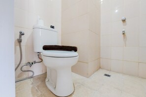Studio | Bathroom | Shower, towels, soap, shampoo
