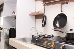 Private kitchen - Comfort Living Studio Apartment Vasanta Innopark (Cikarang)