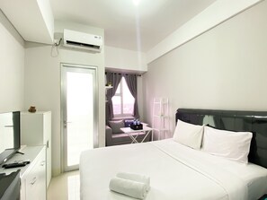 Enjoy a restful stay in this stylish room with a comfortable bed, flat-screen TV, and convenient desk area.