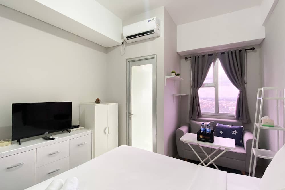 Homey And Warm Studio Transpark Juanda Bekasi Timur Apartment