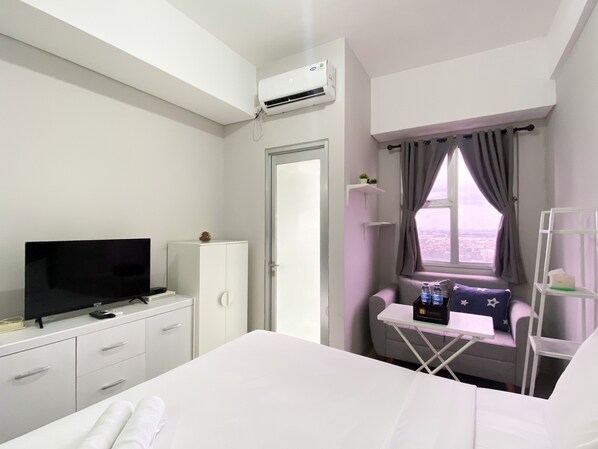 Relax in a stylish room with a flat-screen TV, comfortable bed, and city view.