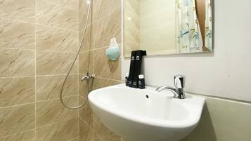 Studio | Badkamer | Een douche, handdoeken, zeep, shampoo