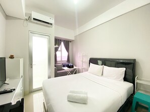 Studio - Homey And Warm Studio Transpark Juanda Bekasi Timur Apartment (Bekasi)