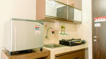 Estudi | Cuina privada | Frigorífic, placa de cuina i arrossera