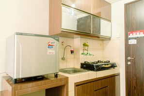 Studio | Private kitchen | Fridge, stovetop, rice cooker - Cozy Living Studio Room At Serpong Greenview Apartment (South Tangerang)