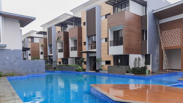 Un immeuble résidentiel moderne doté d’une piscine.