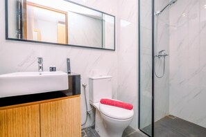 Studio | Bathroom | Shower, towels, soap, shampoo