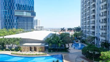 Una piscina al aire libre