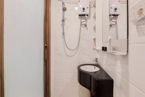 Bathroom - Simple And Cozy Stay Studio Sky House Alam Sutera Apartment (Tangerang)
