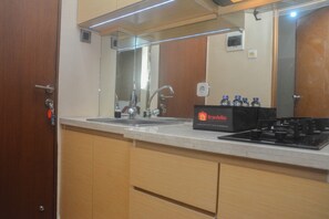 Apartamento | Cocina privada | Frigorífico grande y placa de cocina