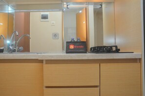 Apartment | Dapur peribadi | Peti sejuk/penyejuk beku saiz penuh, dapur