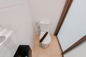 Bathroom - Relaxing Studio At Sky House Bsd Apartment (Pagedangan)