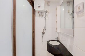 Estudio, 1 cama de matrimonio | Baño | Ducha, toallas, jabón y champú