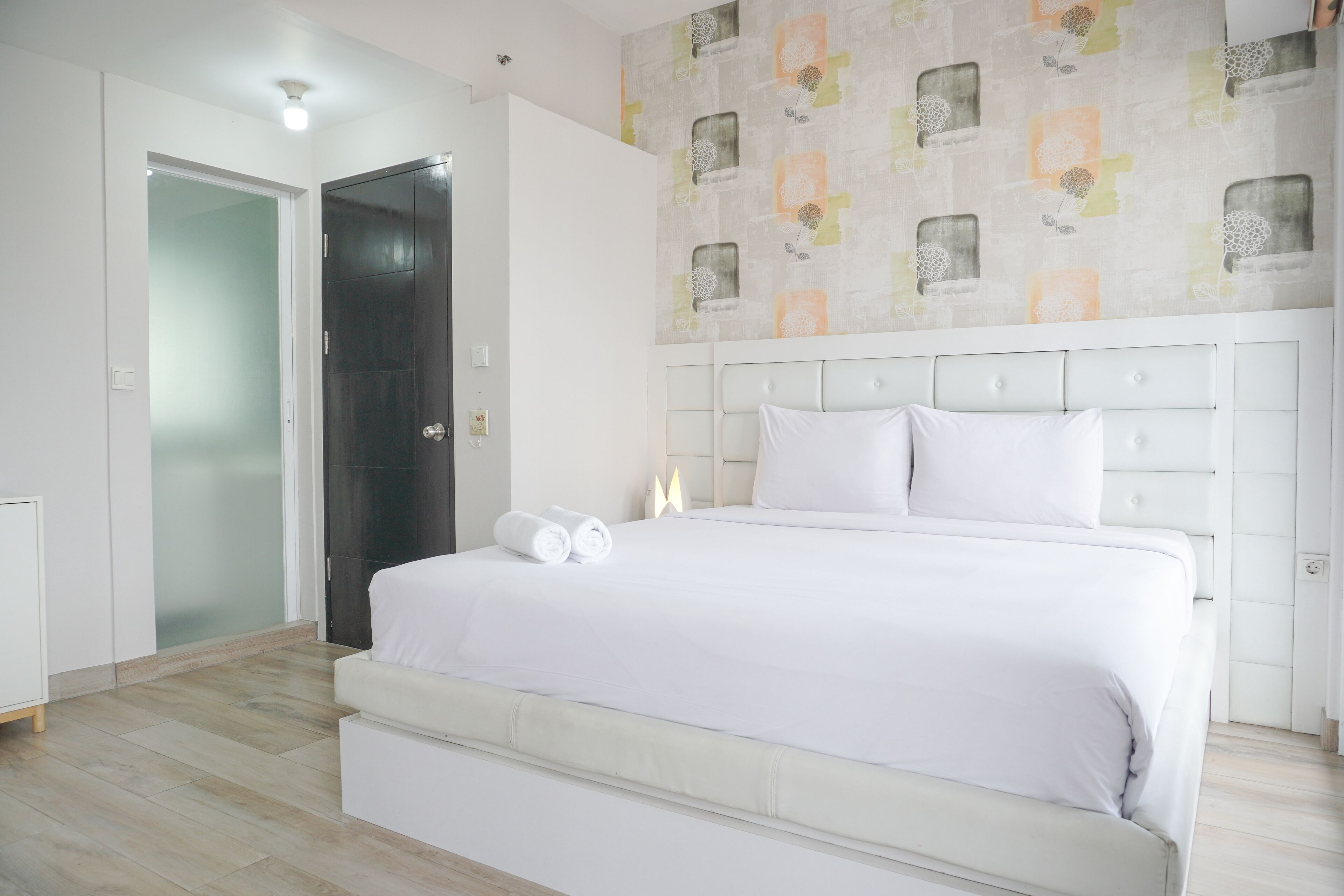 Un dormitorio con una cama grande, un armario y una puerta.