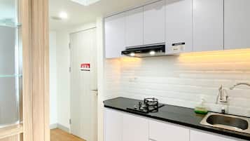 Studio | Private kitchen | Full-size fridge, stovetop