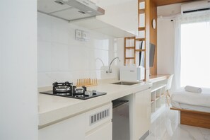 Private kitchen - Comfy Studio At Sky House Bsd Apartment (Pagedangan)