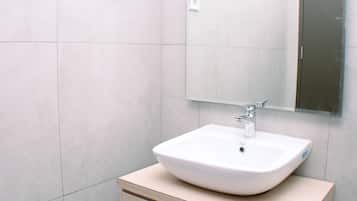 开间 | 浴室 | 淋浴设施、毛巾、肥皂、洗发水