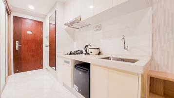 Studio | Private kitchen | Fridge, stovetop, rice cooker, dining tables