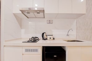 Estudio | Cocina privada | Refrigerador, parrilla de estufa, arrocera y comedor 